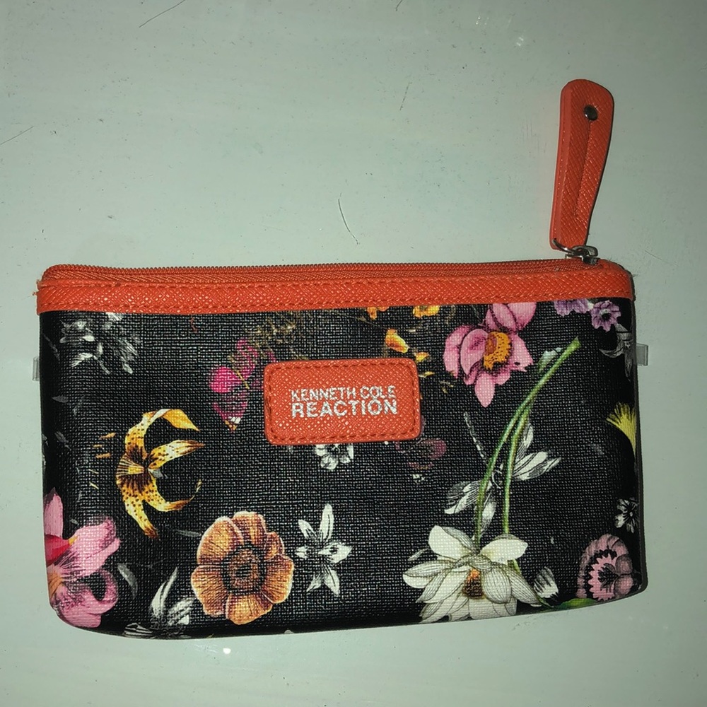 Make up holder / accessories holder